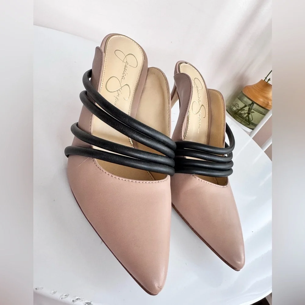 Elegant Jessica Simpson Nude & Black Mule Heel Size 6.5 - Picture 2 of 9